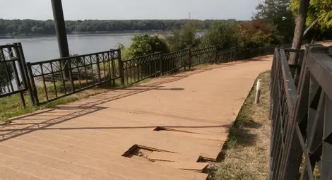 Потрошените дъски по пътеката в Сексагинта Приста свидетелстват за среднощните гонки с велосипеди и скутери.