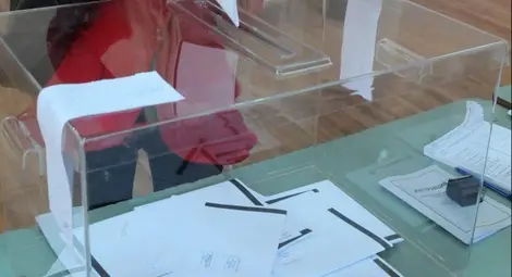 Ниска избирателна активност, заплахи и агитации с вафли