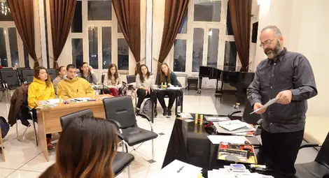 Йоаний въведе ученици в тайните на китайската калиграфия и колажа Йоаний въведе ученици в тайните на китайската калиграфия и колажа