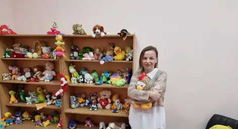 Черна маймунка връща в безгрижното детство първата посетителка на стаята за терапия с играчки Черна маймунка връща в безгрижното детство първата посетителка на стаята за терапия с играчки