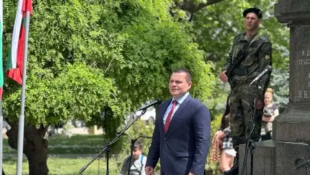 С тържествена церемония и благодарствен молебен бе отбелязан Празникът на Русе