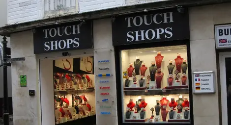 Макаци, пещери и безмитни магазини оживяват най-прочутата британска скала