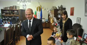 Коледари дариха кмета Стоилов с орехи и дюли за благополучие