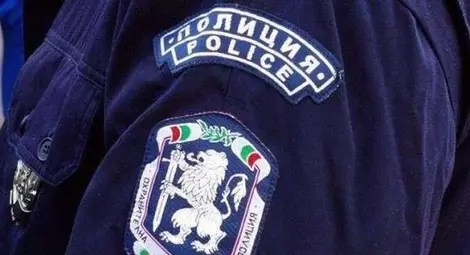 Пияна жена нападна опитващи се да я укротят полицаи