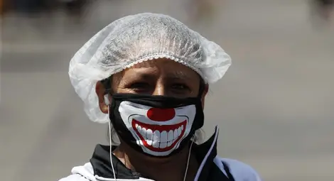 COVID-креативност: Маски от сутиени, памперси, бананови листа&hellip;