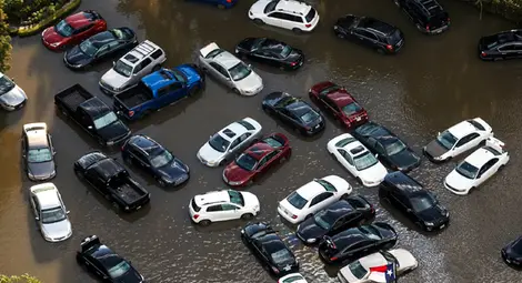 Бракуват хиляди коли заради урагана Харви