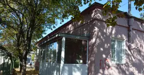 Читалище „Васил Левски“ тъне в немара и цигански боклуци