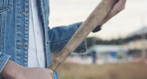 Кибритлия раздава правосъдие с бухалка заради засичане на пътя