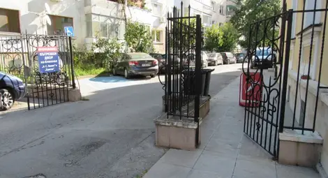 Краткият път от мечтата до кошмара: Живеещи до Операта се въртят в омагьосан кръг в преследване на правото да паркират край дома си