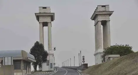 80-годишни старци тръгнали през Дунав мост с фалшиви документи