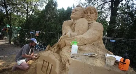 Пясъчна Меркел прегръща Барозу и пуска евра в касичката на Евросъюза