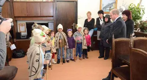 Коледарчета от "Надежда" запяха в Общината /галерия/