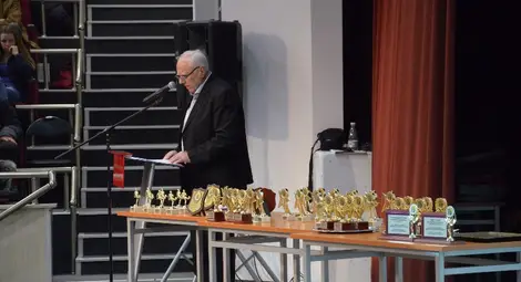 Председателят на Университетския спортен център проф. Борислав Ангелов поздрави отличилите се студенти. 						        Снимка: Бисер ТОДОРОВ