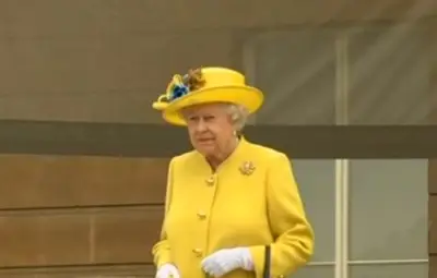 Кралица Елизабет II посети пострадалите при атентатa в Манчестър (Видео)