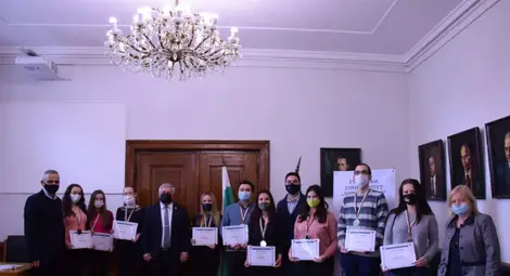 Русенски студенти със златни медали от международна олимпиада по финансова математика