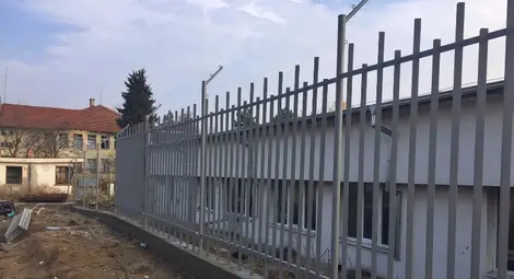До четвъртък всички участъци от оградата на регистрационно-приемателния център в Харманли ще бъдат затворени и укрепени