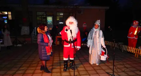 На Игнажден грейнаха светлините на коледната елха в Ценово