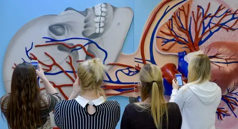 Децата на най-богати хора учат в училища без компютри