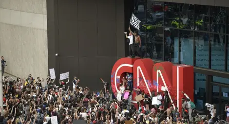 Ескалация в САЩ: Атакуваха офис на CNN, Джорджия въведе извънредно положение Ескалация в САЩ: Атакуваха офис на CNN, Джорджия въведе извънредно положение