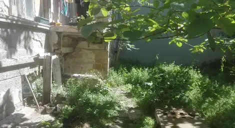 Запаленият матрак и вчера стоеше пред къщата на &bdquo;Жилфонд&ldquo;.  Снимка: Авторът