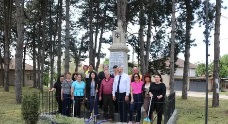 Предпразнично почистиха исторически паметници в Русенско по инициатива на областния управител Драгомир Драганов Предпразнично почистиха исторически паметници в Русенско по инициатива на областния управител Драгомир Драганов