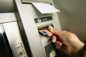 Баба отишла с такси до банка да тегли пари за &bdquo;климатици на промоция&ldquo;