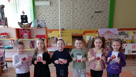 Деца даряват мартенички на онкоболни и лекари в Русе Деца даряват мартенички на онкоболни и лекари в Русе