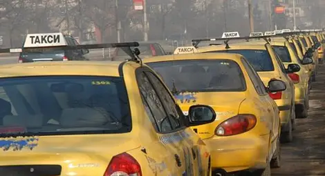 Жена скочи в движение от такси заради надута сметка Жена скочи в движение от такси заради надута сметка