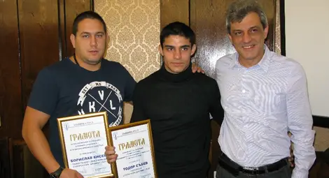Грамоти за шампиона Тодор Събев  и треньора му Борислав Кисев