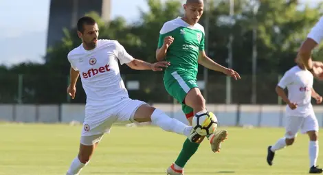 Димов /вляво/ бързо се наложи категорично като титуляр в новия си отбор. Снимка: ЦСКА 1948 Димов /вляво/ бързо се наложи категорично като титуляр в новия си отбор. Снимка: ЦСКА 1948