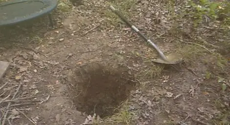 Майка наръга бебето си четири пъти с ножица и го удуши Майка наръга бебето си четири пъти с ножица и го удуши