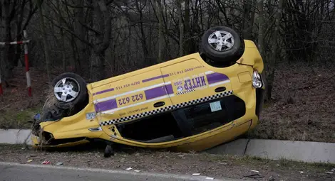 Такси се обърна по таван край Разград