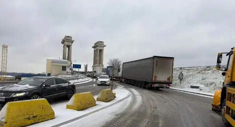 Проходими при зимни условия са пътищата по републиканската пътна мрежа в Русенска област. Без ток е част от Две могили