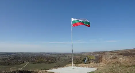 Българският трибагреник се развя гордо&nbsp;над живописната Янтра край Долна Студена