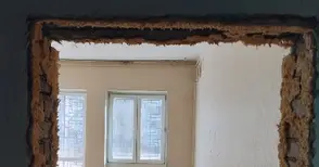 Наша публикация роди спор с политически оттенъци: Кой открадна вратите от бившето руско консулство?