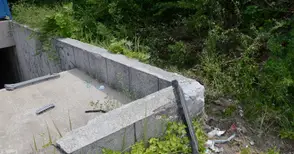 Младеж се бори за оцеляване след удар в бетонна ограда по „България“