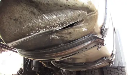 Капак на шахта проби резервоара на  румънски камион на булевард &bdquo;Друм бум&ldquo;