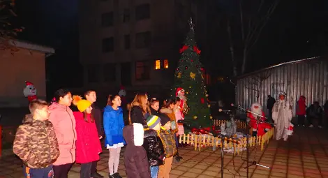 На Игнажден грейнаха светлините на коледната елха в Ценово