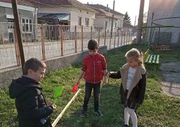 Малчугани засадиха 20 фиданки в двора на детската си градина