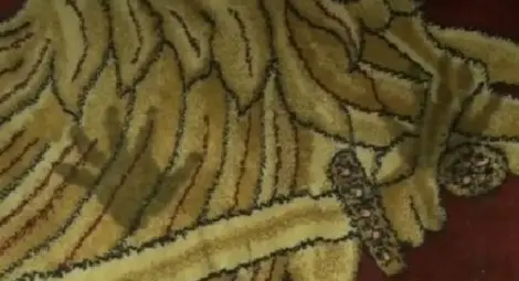 Чудо в манастир! Отпечатъци от детски ръчички се появиха на килим /видео/