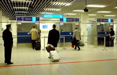 Полицаите, проспали полета: един пушел, друг хапвал, трети бил в тоалетната 