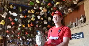 Страстен любител на чай кандидатства за Гинес с колекция от 1000 чайника