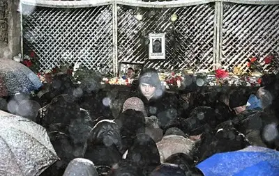 Протестиращи във Враца подаряват цветя на магистратите, искат справедлив процес Протестиращи във Враца подаряват цветя на магистратите, искат справедлив процес