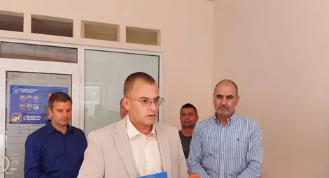 "Републиканци за България" символично избраха седалище срещу офис на ГЕРБ в Русе /галерия/ "Републиканци за България" символично избраха седалище срещу офис на ГЕРБ в Русе /галерия/