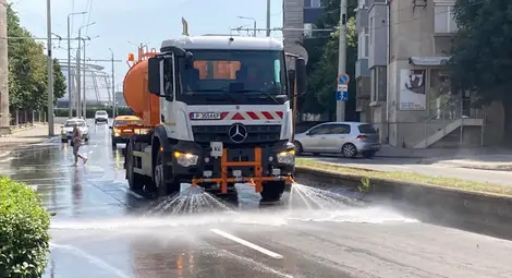 Мият булевардите с почистващ препарат