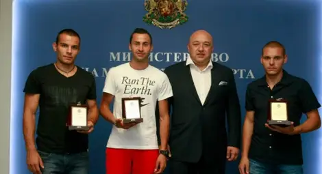 Денис Димитров с плакет от министъра на спорта