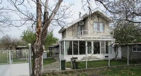 В тази къща в Ряхово 21-годишният младеж, майка му и приятелите му са изкарали 14 дневната карантина.                                                                                                                       Снимка: Русе Медиа