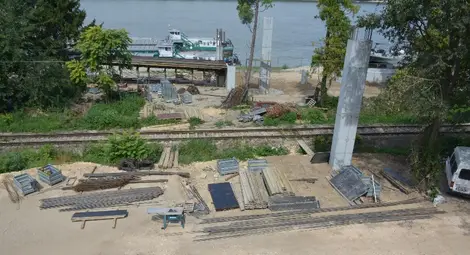 Две от колоните на пасарелката вече са издигнати.                                    Снимка: Бисер ТОДОРОВ