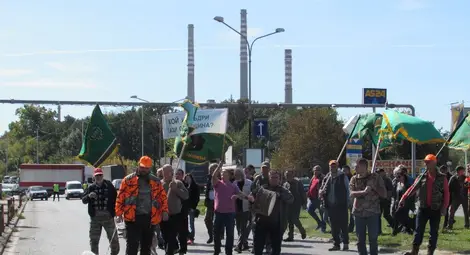 Гневни ловци блокираха Дунав мост заради забраната на груповия лов на дива свиня