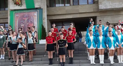 Мажоретките от &bdquo;Екстрийм&ldquo; с купи и грамоти в Шумен